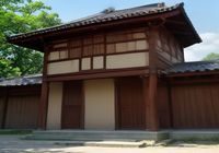 免费电视剧网站大全 古装宫廷权谋剧场景，华丽宫殿建筑与身着汉服的主演在廊道对话，画面色调金红暖调