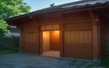 家庭伦理剧封面，一家人围坐餐桌温馨用餐，暖黄灯光家庭氛围浓厚