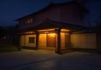 免费电视剧网站大全 现代都市爱情剧场景，男女主角在城市夜景咖啡馆对视，霓虹灯光温暖浪漫